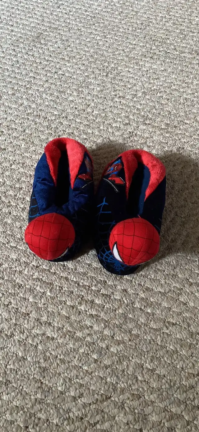 Boys sz 4-5 in good condition Spider-Man slippers  in Clothing - 4T in Edmonton - Image 2