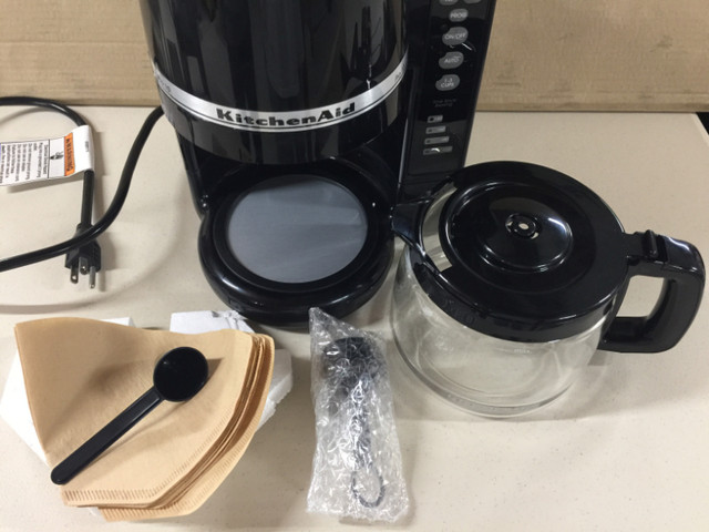 10-Cup KitchenAid coffee maker with programmable control (BNIB) in Coffee Makers in Markham / York Region - Image 2