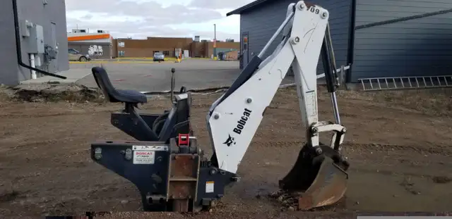 2003 Bobcat 709FDS Skid Steer Backhoe Attachment in Heavy Equipment in Regina - Image 6