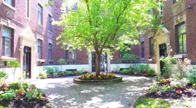 4½, renovated, hot water incl, face to metro Vendome, August 1st