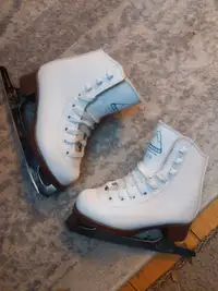jackson glacier model 120 girls sz jr. 9 figure skates