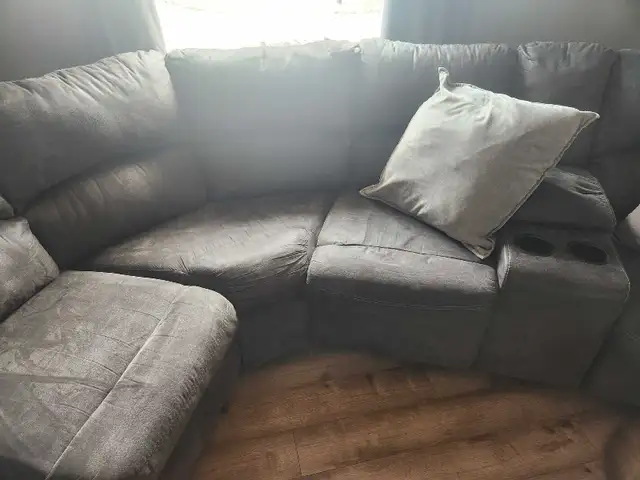 reclining sectional couch  in Couches & Futons in Charlottetown - Image 4