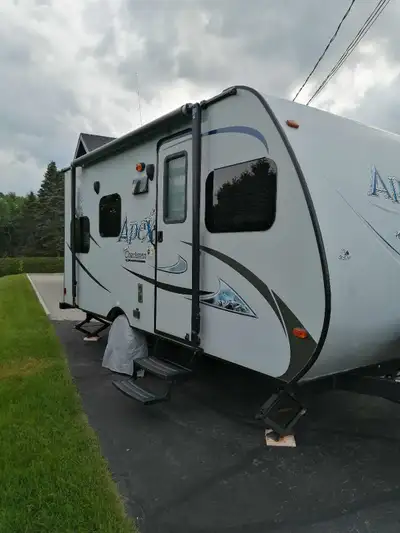 Coachmen Apex 18BH 2014 achetée en 2015, 3000 lbs, batterie neuve ( 2 semaines), pneus 2024, auvent...