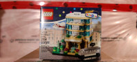 Lego  Bricktober Hotel 40141 Toys R Us Exclusive mini modular 