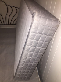 Twin single box spring. I deliver. Looks clean and new
