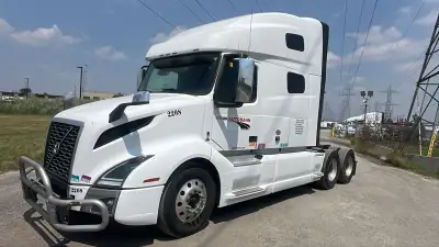 I am selling a 2022 Volvo truck, a powerful and reliable highway tractor perfect for long hauls. Thi...