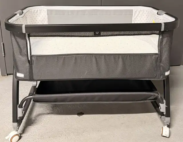 Landau pour bébé / baby bassinet in Kids in City of Montréal - Image 5