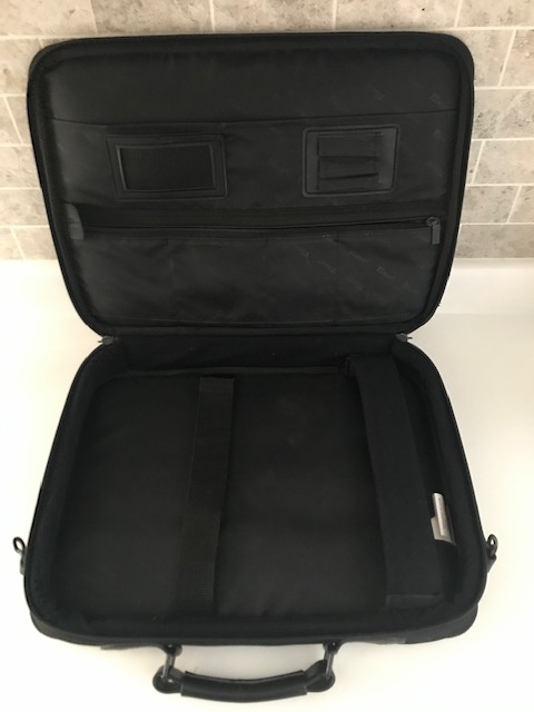 Targus Angel Slim Laptop Briefcase w Shoulder Strap in Laptop Accessories in Markham / York Region - Image 4