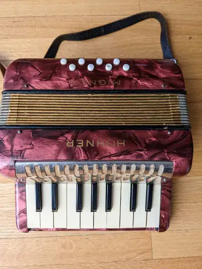 HOHNER MIGNON 8 Bass Accordion. Made in Germany/ 1940's. Metal Plate Insignia - MUSIK-SCHMIDT/Frankf...