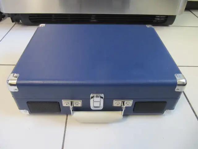 Classic Crosley Blue Stereo Suitcase Turntable Ex Condition!! in Arts & Collectibles in Mississauga / Peel Region - Image 3