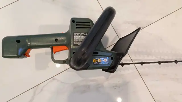 Black and Decker Hedge Trimmer in Lawnmowers & Leaf Blowers in Longueuil / South Shore - Image 6