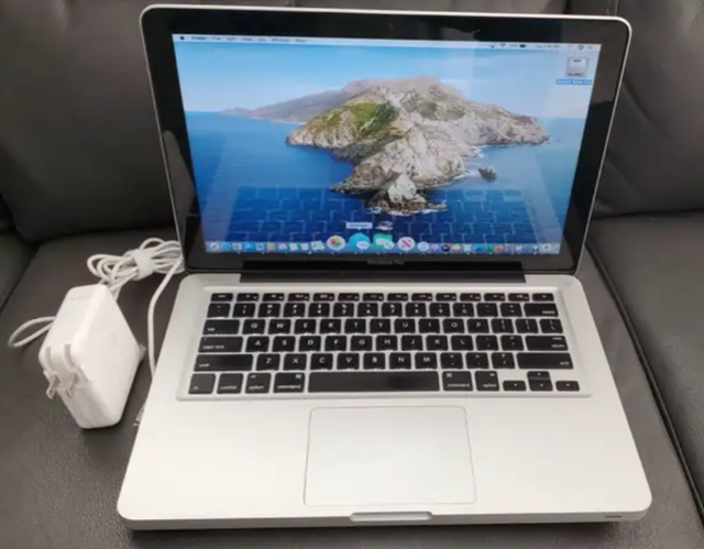 MacBook Pro | Silver in Laptops in City of Montréal - Image 2
