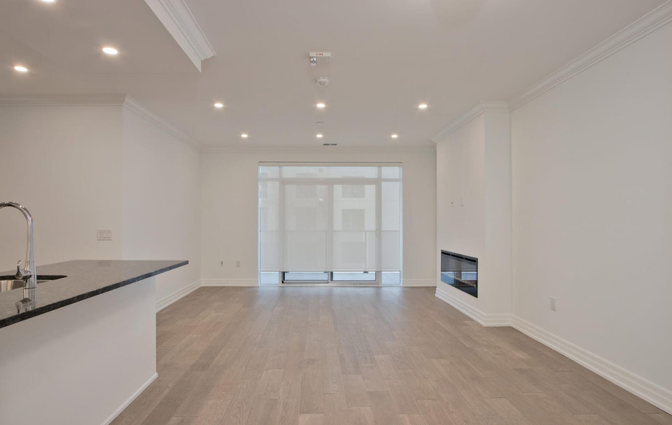 Luxury 2 Bedroom Condo w2 Parking Sunningdale 3