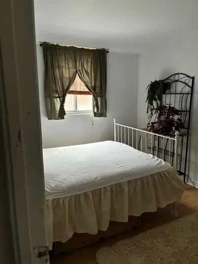 Chambre meublée à louer. Tout inclus, wifi… salon, cuisine, salle d’eau partagés. Stationnement faci...