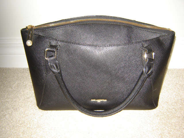 Black Purse With Shoulder Strap in Women's - Bags & Wallets in St. Catharines - Image 2