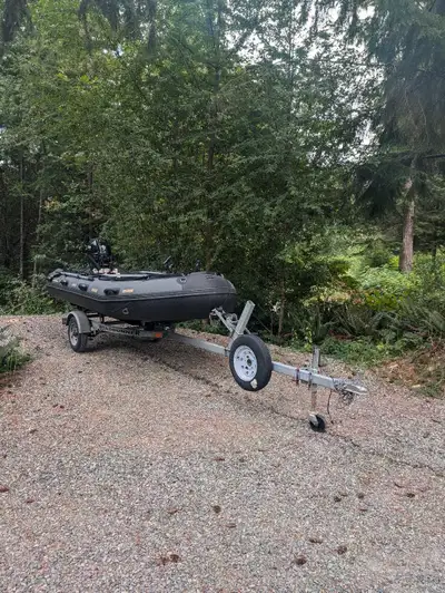 Stryker pro 380 with Suzuki 30 horse 44 hours On roadrunner trailer with spare tire Comes with wheel...