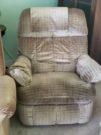 Great Lazyboy recliner. A little wear but good condition.