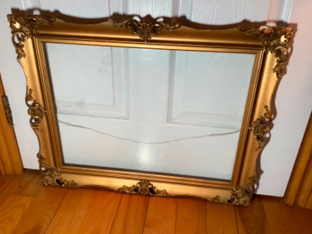 Ant/Vtg Ornate Gold Coloured Gilded Wd Frame w Fitted Glass in Home Décor & Accents in Belleville