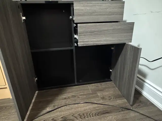 Samsung TV and cabinet with drawers in TVs in Mississauga / Peel Region - Image 4
