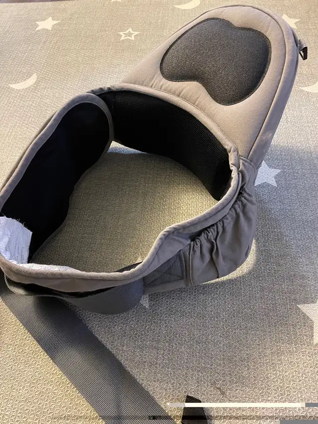 Seated baby carrier (Korean) in Strollers, Carriers & Car Seats in Markham / York Region - Image 4