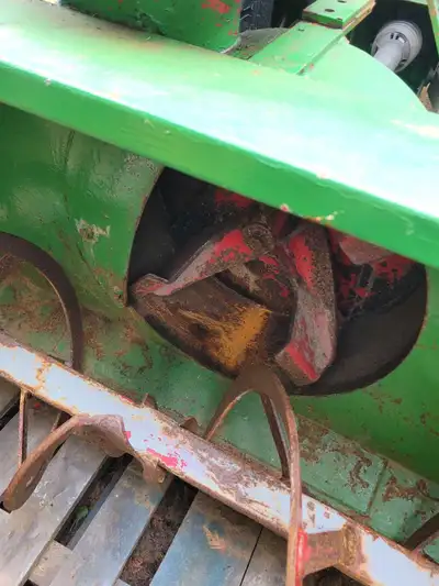 Fonctionne super bien est présentement sur un tracteur. Raison de la vente un plus gros souffleur es...