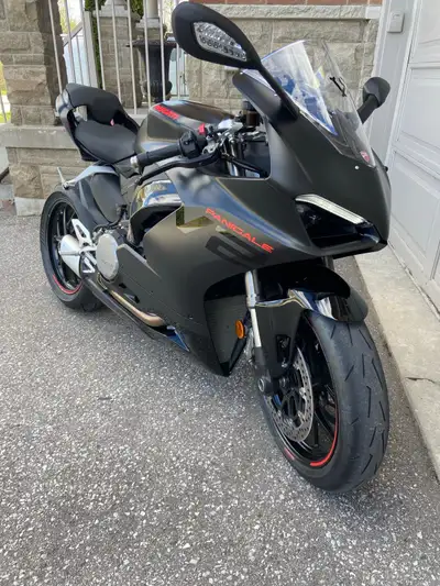 This pre-owned Ducati Panigale V2 features a powerful 955cc engine and sharp handling, delivering an...