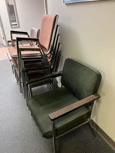 Elevate your workspace with these comfortable and durable office chairs, perfect for any professiona...