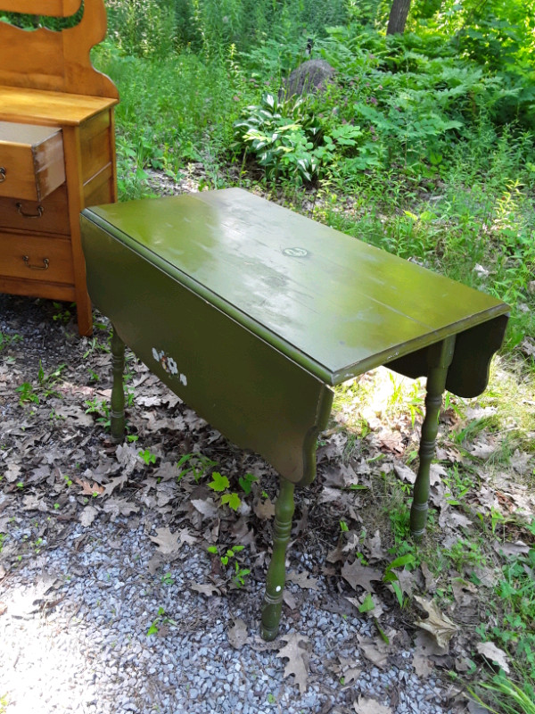 Vintage Drop Leaf Table in Arts & Collectibles in Kawartha Lakes