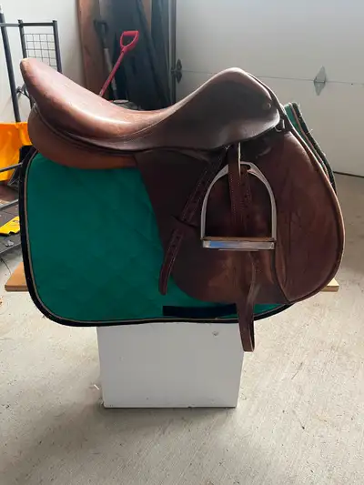 • English saddle • Fits any horse • seat 18.5 inches • gullet 5.5 inches • price negotiable