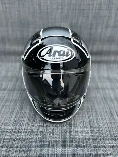 The Arai Signet-Q helmet is designed for riders with long oval head shapes, featuring an elongated s...
