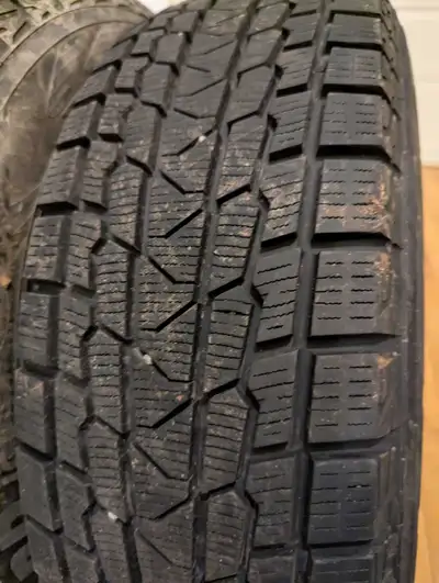 Pneus d'hiver Yokohama sur jantes. Très peu d'usure des pneus mais les rims sont vieux.