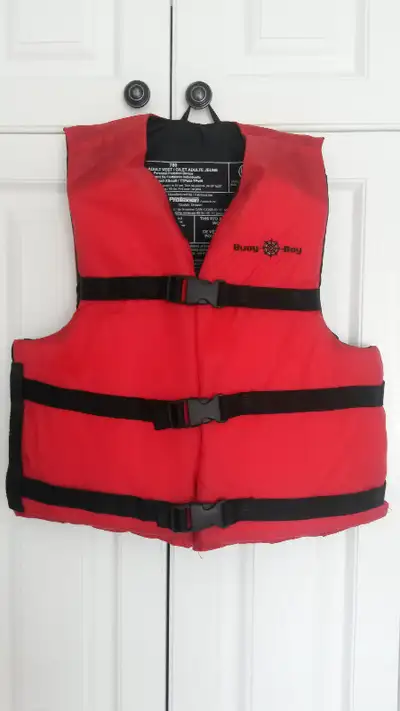 Bonjour, J'ai a vendre : 1) Gilet de sauvetage pour jeune adulte, XXSmall, tour de poitrine de 24''...