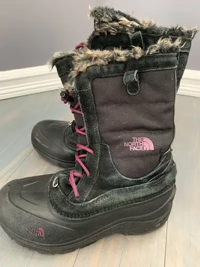 Great shape The North Face girls winter boots. Size 5