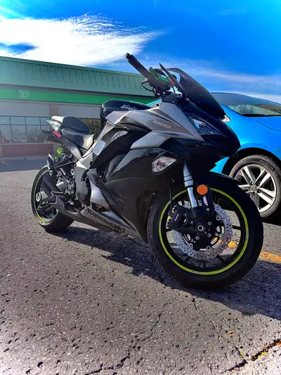 Kawasaki Ninja 1000 2017 en très bonne condition mécanique. La moto roule parfaitement, très fiable...