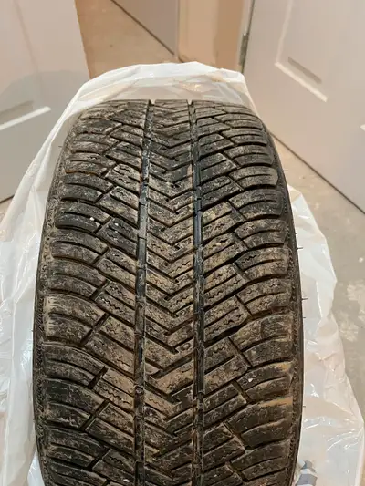 4 Pneus d’hiver Michelin 245/35/R20 Acheté neuf automne passé donc seulement 1 hiver d’utilisation P...