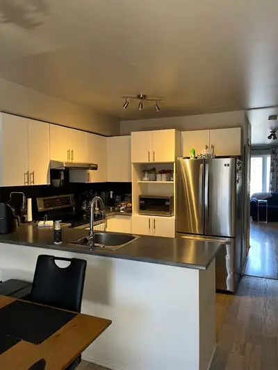 beau 4 1/2 à l’est de Montréal avec garage et cour