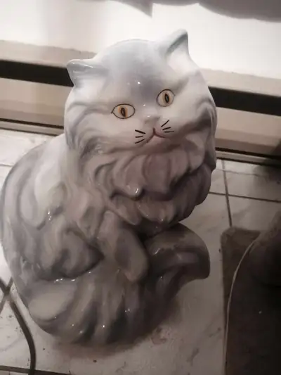 CHAT BIBELOT EN TRÈS BONNE CONDITION  20$ DE SHAWI SUD, View more