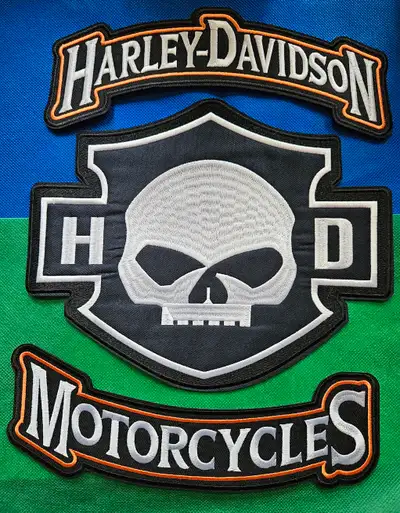 located in montreal for pick up. shipping available with tracking. Assorted harley-davidson items Me...