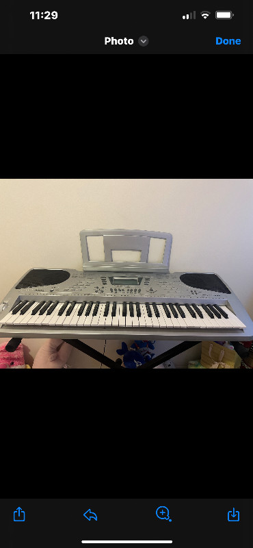 Piano keyboard with built in speakers in Pianos & Keyboards in Mississauga / Peel Region - Image 2