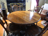 SOLID OAK ROUND TABLE AND 4 CHAIRS