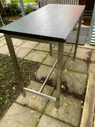 Table haute, base en métal, solide 24 x 47", hauteur 41" Un coin un peu décollé (voir photo) Désolé,...