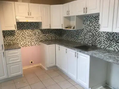 4 1/2 rue Lacoste, Longueuil, rénovée. Disponible à partir du 1er Novembre. Près de l'usine Pratt &...