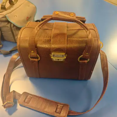 Check out this vintage leather camera bag, perfect for photographers with a classic taste! It featur...