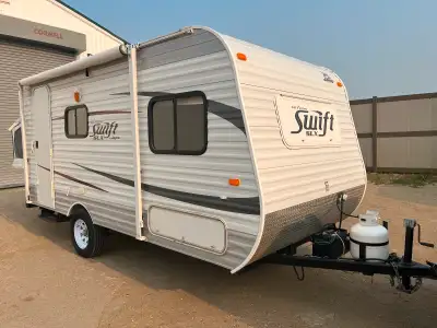 2013 Jayco JayFlight Swift- 165RB 2680 LBS UVW / 3500 LBS GVWR Sleeps 4 Great condition, perfect for...