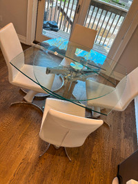 Glass breakfast table with 4 white chairs from modern sense.