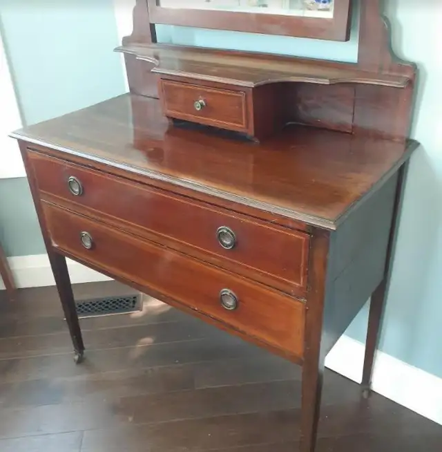 Vintage solid wood dresser dressing table with mirror in Dressers & Wardrobes in Markham / York Region - Image 6
