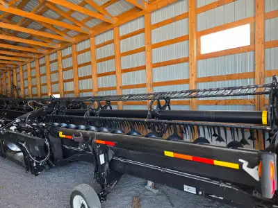 Twin, like new, very low acre 2021 MacDon FD140 Flex Draper headers. Gently used 40 ft Flex Drapers...