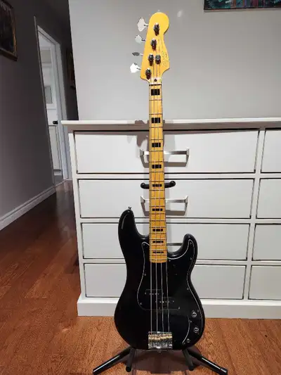 Classic Viber Squier Pbass, View more