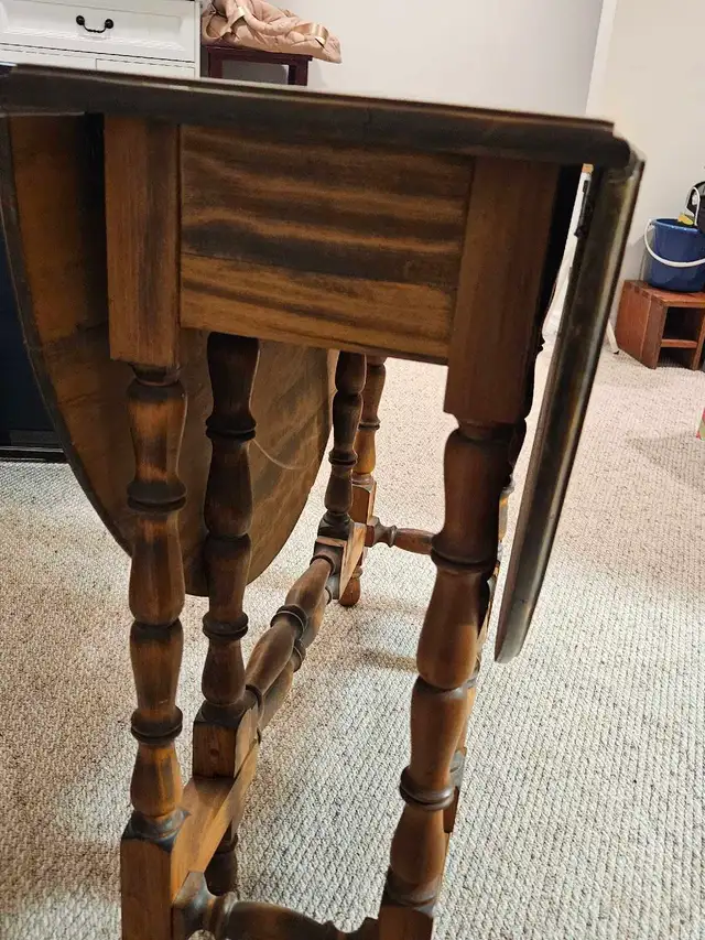 Gateleg Folding Dining Table in Dining Tables & Sets in Markham / York Region - Image 5