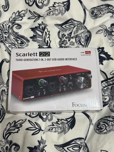Je vends une interface audio USB Focusrite Scarlett 2i2 de troisième génération, un outil fantastiqu...